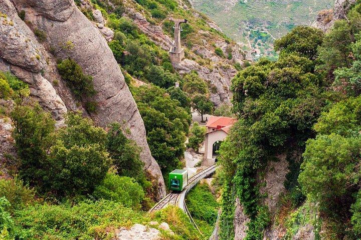 バルセロナ発プライベートモントセラト修道院と山岳日帰り旅行