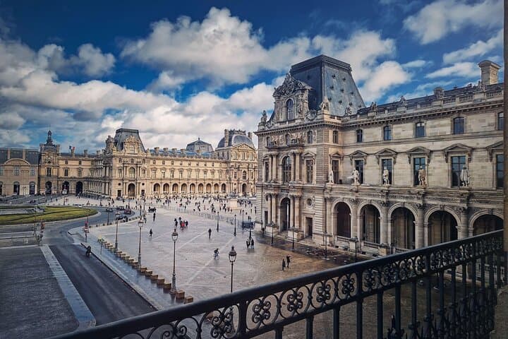 Louvre Private Tour in Paris with Entry Tickets