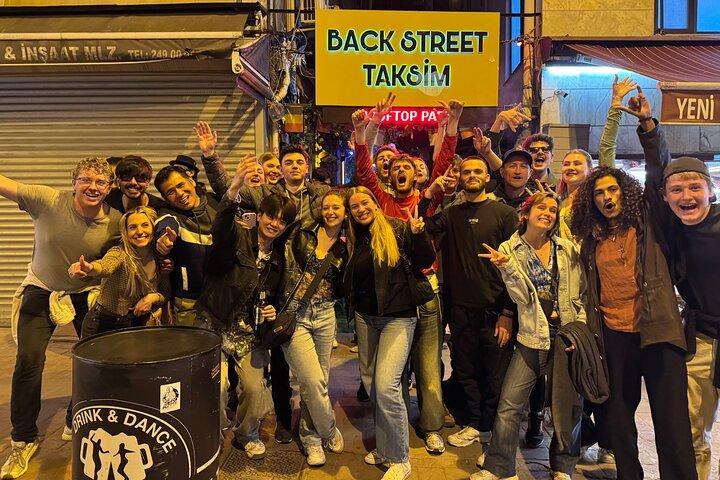Pub Crawler Istanbul : VIP Entry Rooftop Bars&Clubs met feestbus