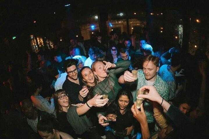Pub Crawler Istanbul : VIP Entry Rooftop Bars&Clubs met feestbus