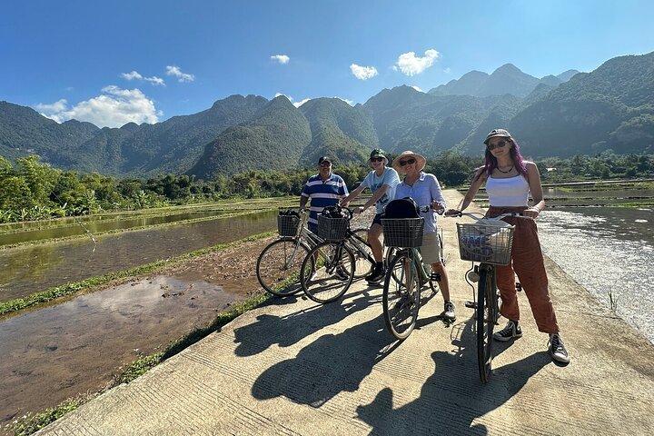 Mai Chau Deluxe Tagestour : Limousine, Kleingruppe, Mittagessen & Radfahren