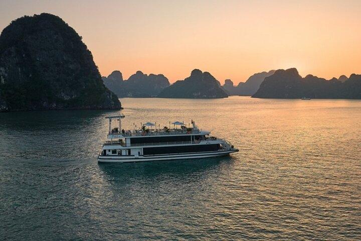 Croisière Iris : Voyage d'une journée de luxe à travers la baie d'Ha Long