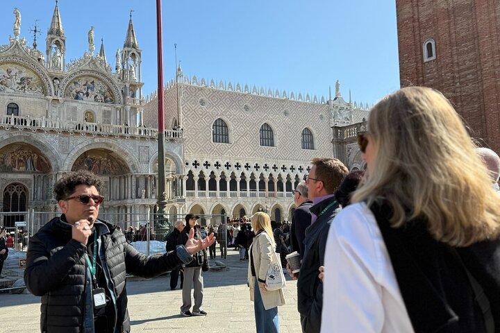 Tour a pie por Venecia y ascenso en góndola