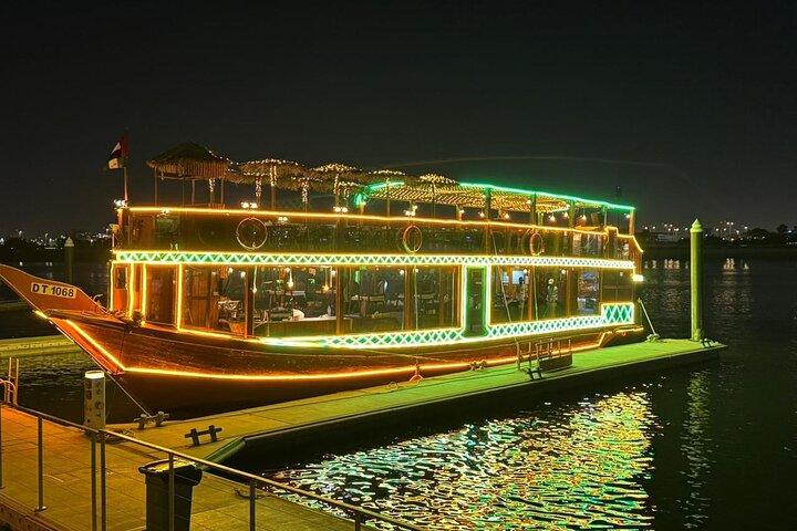 Dubai : crociera in Dhow con cena VIP e cena a buffet
