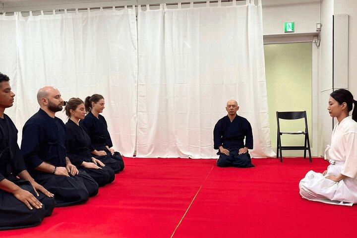 Samurajträning i Tokyo: Svärd, Bushido & Mental Disciplin