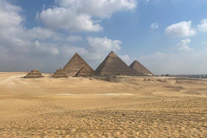Privat guidad dagstur: Giza Pyramider, Egyptisk Museum och Nile Dinner Cruise