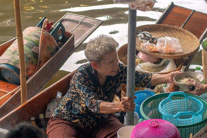 Mercado flotante único de Damnoen Saduak y Palacio Real desde Hua Hin