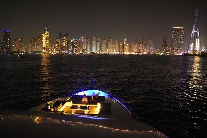 Dubai: Superyacht Party med Live DJ & Open Bar
