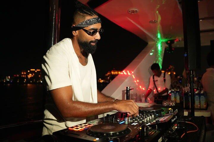 Dubai : Superyate de lujo con DJ en vivo, Natación & Barra libre
