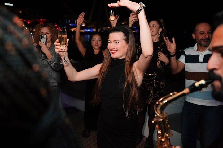 Dubai: Superyacht Party med Live DJ & Open Bar