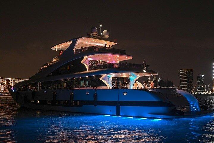 Dubai: Superyacht Party med Live DJ & Open Bar