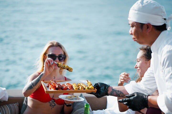 Dubai : Superyate de lujo con DJ en vivo, Natación & Barra libre
