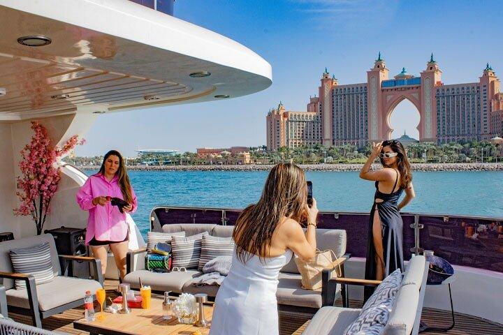 Dubai : Superyate de lujo con DJ en vivo, Natación & Barra libre