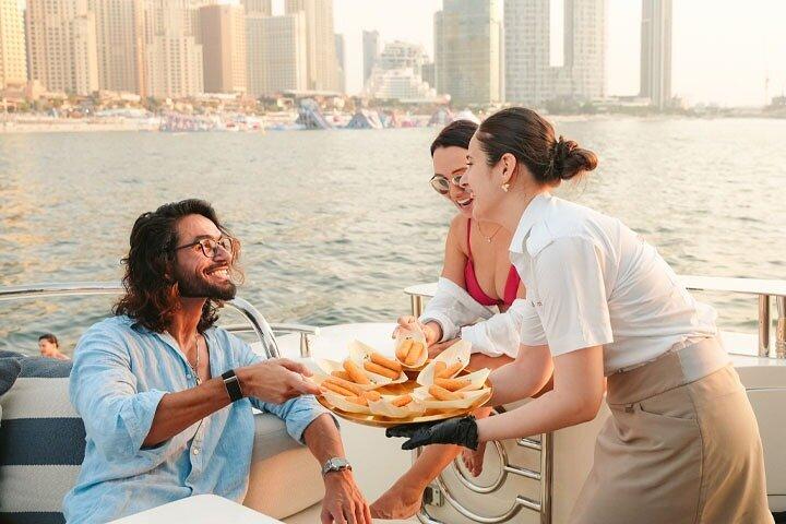 Dubai : Superyate de lujo con DJ en vivo, Natación & Barra libre