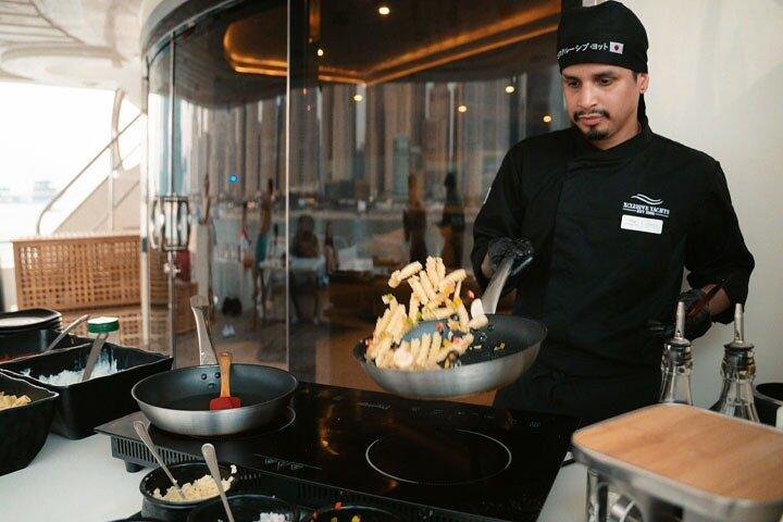 Dubai : Superyate de lujo con DJ en vivo, Natación & Barra libre