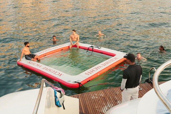 Dubai : Superyate de lujo con DJ en vivo, Natación & Barra libre