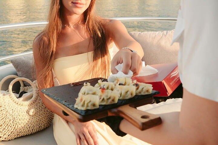 Dubai : Superyate de lujo con DJ en vivo, Natación & Barra libre