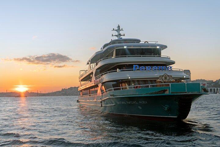 トルコのライブショーとディナー付きボスポラス海峡観光クルーズ
