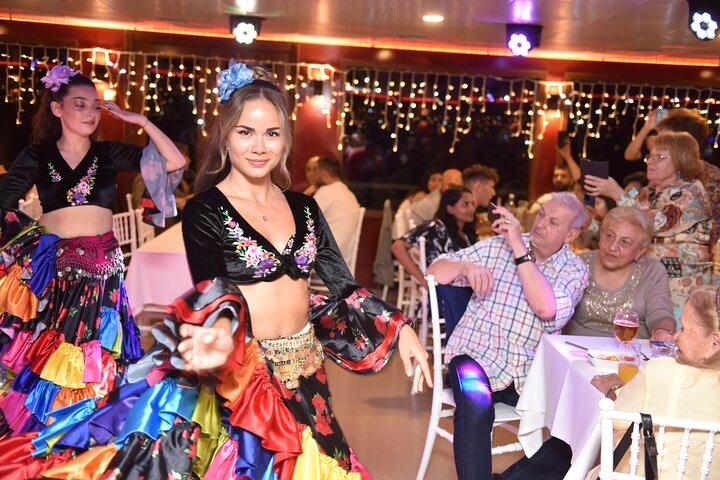 トルコのライブショーとディナー付きボスポラス海峡観光クルーズ