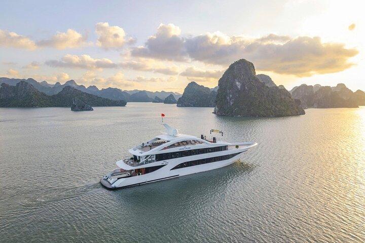 De Hanoi : Leona 5 - Star Luxury Ha Long Bay Cruise com almoço