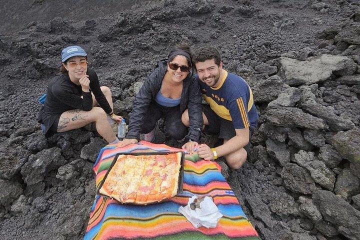 パカヤ火山へのハイキングとピザ体験