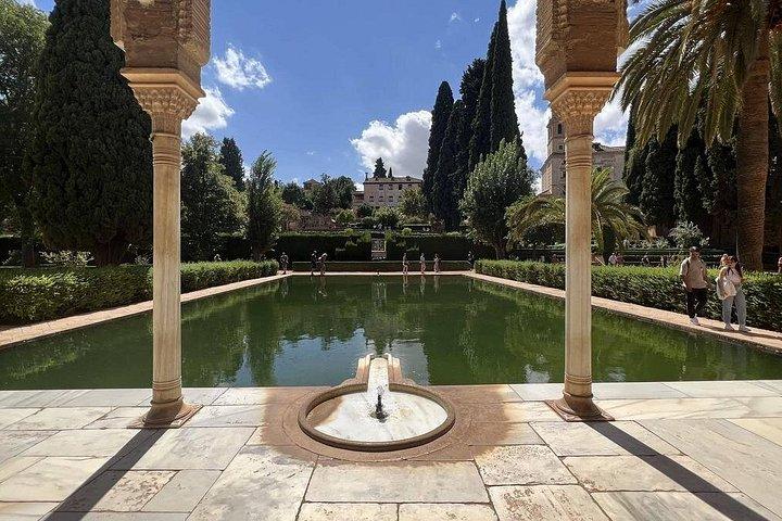 PREMIUM 2 Hour Alhambra and Generalife Tour + tickets