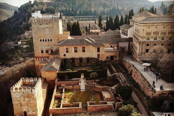 PREMIUM 2 Hour Alhambra and Generalife Tour + tickets