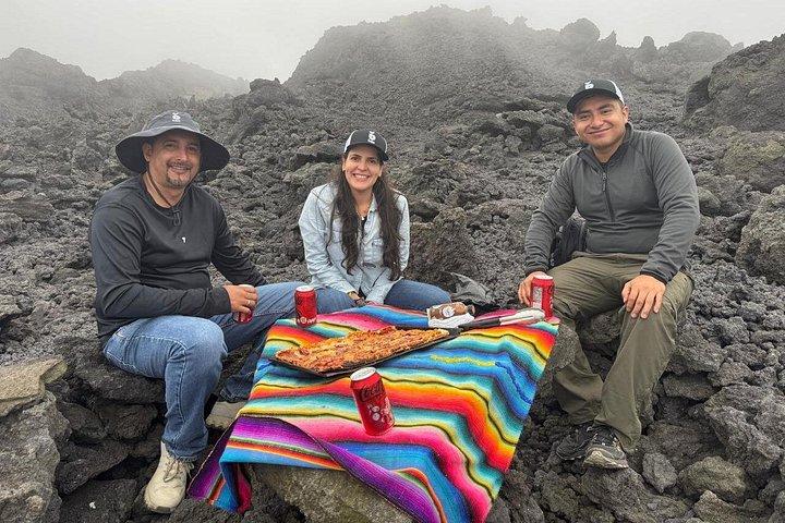 パカヤ火山へのハイキングとピザ体験