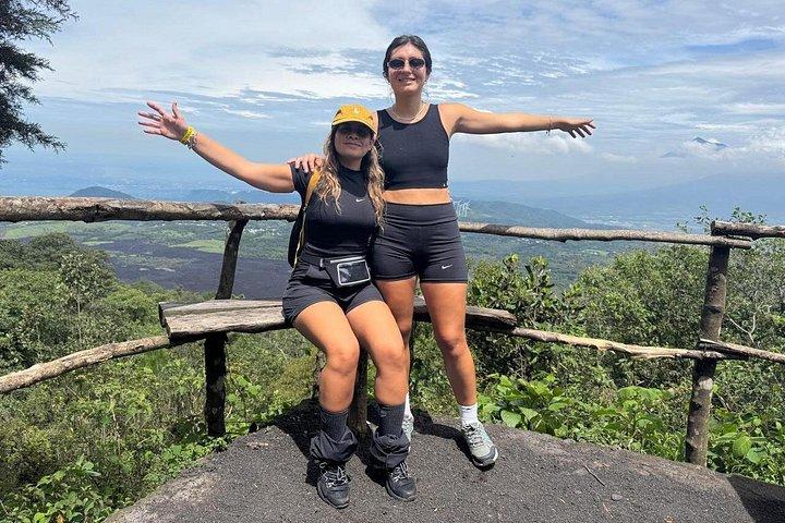 パカヤ火山へのハイキングとピザ体験