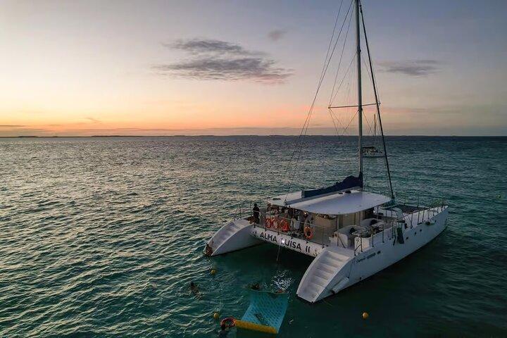 Sunset Sailing Adventure a Isla Mujeres Ilimitado + Traslado desde Cancún