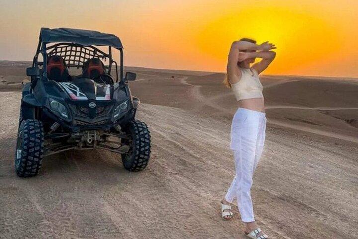Avventura in buggy nel deserto di Agafay con Dinner Show