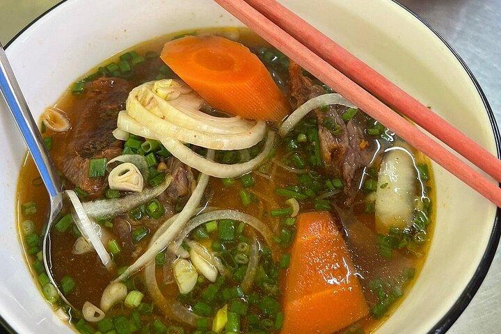 Excursão privada de comida de rua de motocicleta em Ho Chi Minh City