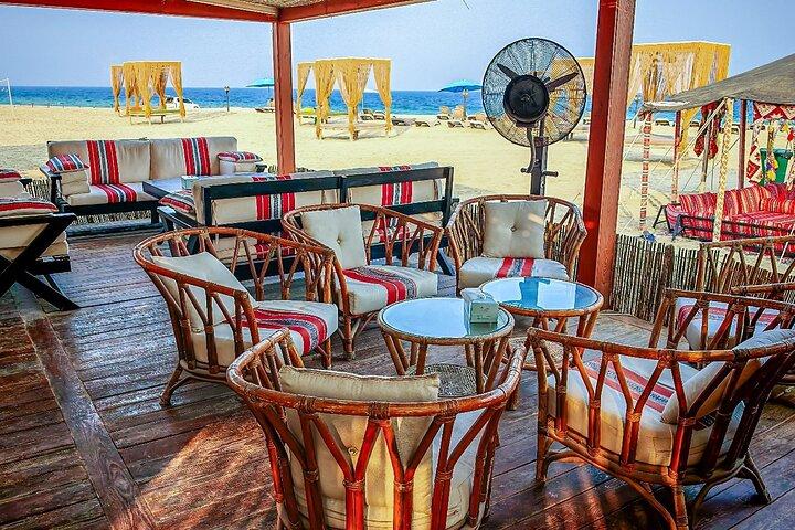 Privat fulddags ørkensafari med strandcampbuffet