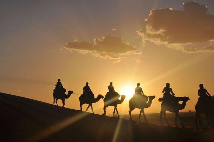 Agafay Golden Hour Escape – kamelritt & middag från Marrakech