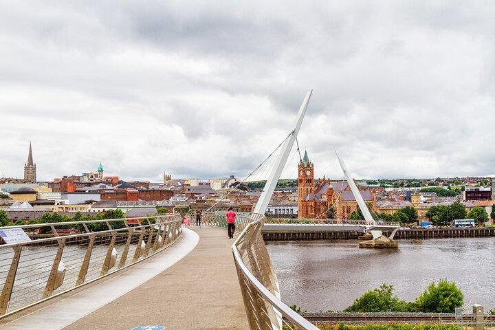 Tour Privado de Belfast a Derry – História e Muralhas