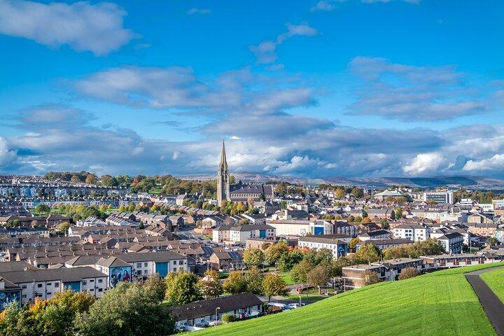 Tour Privado de Belfast a Derry – História e Muralhas
