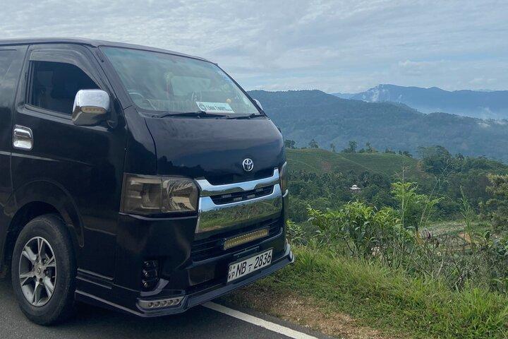 スリランカを思う存分探検しましょう。ドライバー付きの専用車またはバンをレンタル