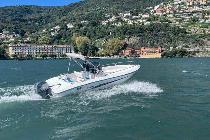 Self Drive Boat Comomeer - Geen vaarbewijs - Zonnescherm - 7ppl