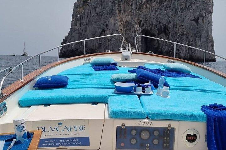 Privat Gozzo båttur på Capri med bad och lokala delikatesser
