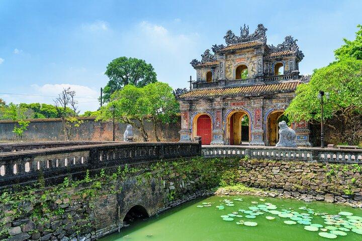 Visite privée à terre : Hue Imperial City & Perfume River Cruise