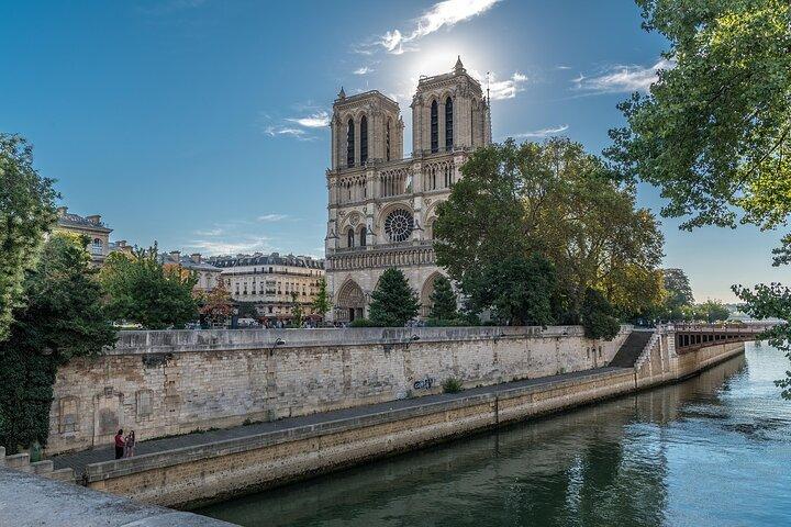 Notre Dame Guided Tour with Scheduled Group Access Option