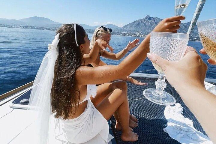 Marbella: Privater Katamaran mit Getränken und Snacks