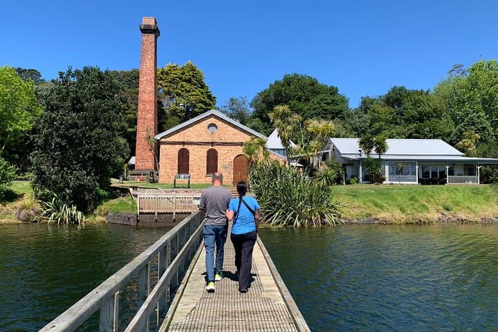 Volcanoes, Coasts, and Secret Spots Afternoon Tour in Auckland