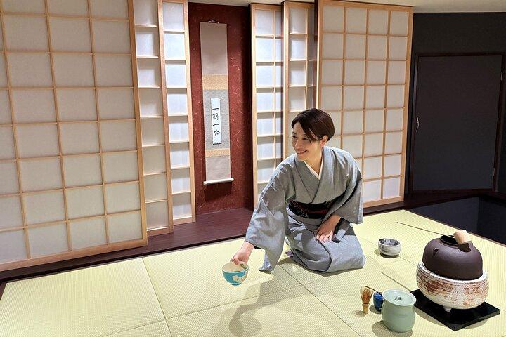 京都で抹茶とお菓子を楽しむ伝統のお茶会