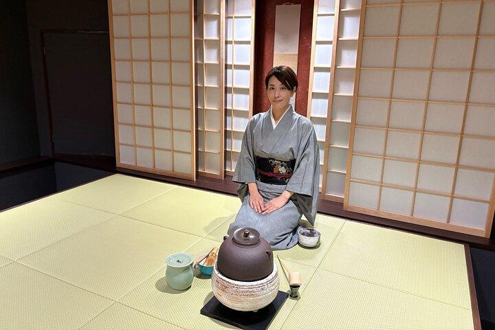 Cerimonia tradizionale del tè con matcha e dolci a Kyoto