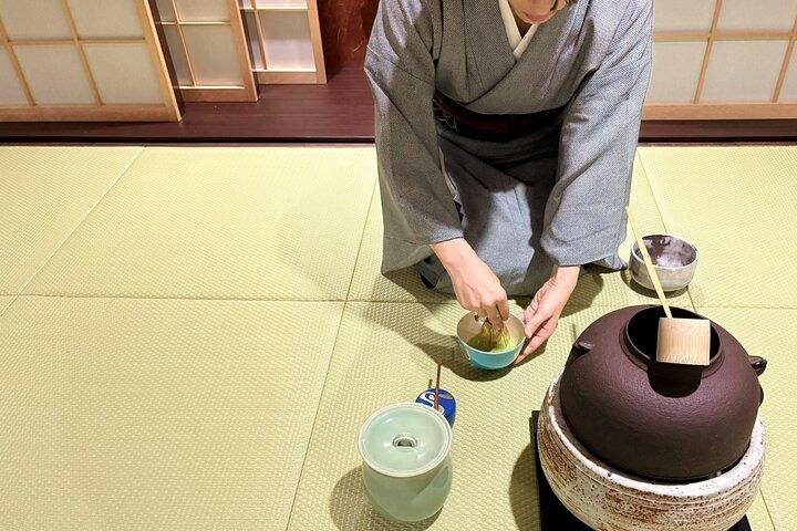 京都で抹茶とお菓子を楽しむ伝統のお茶会