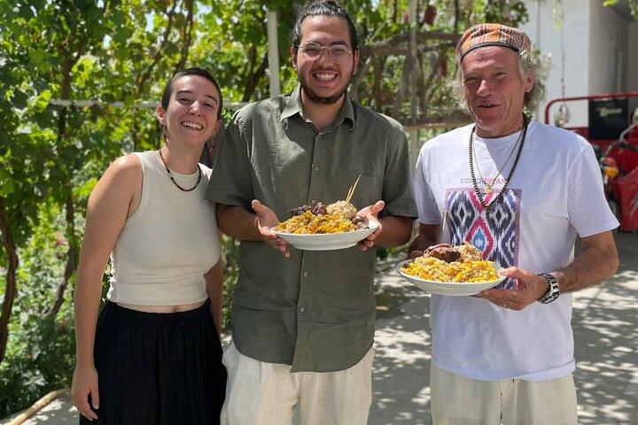 Classe de culinária uzbeque em uma aldeia tradicional