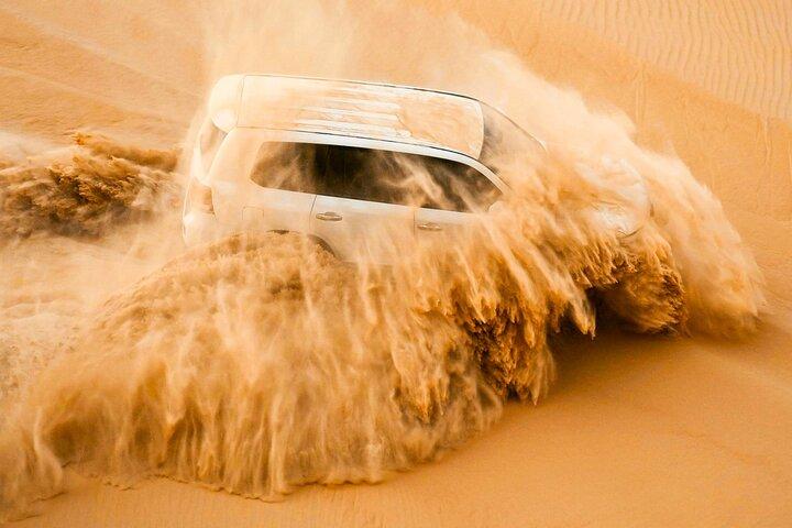 Abu Dhabi Dune Bashing, Sand Surfing, Camel Ride og BBQ Dinner