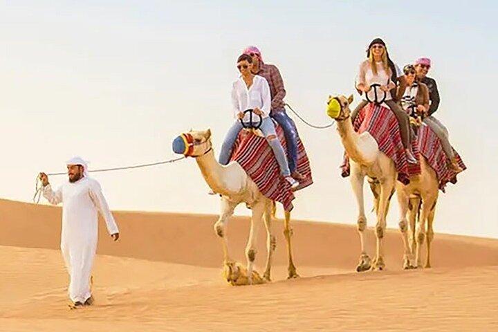 Abu Dhabi Dune Bashing, Sand Surfing, Camel Ride og BBQ Dinner