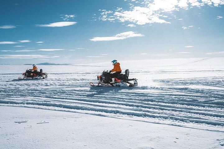 Motos de nieve y cueva de hielo natural desde el área de Geysir